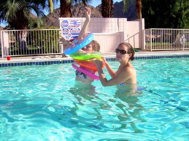 10399362_576304998034_112_n